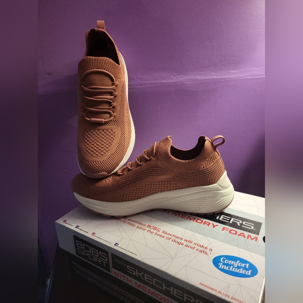 Skechers womens 7.5 rose color stretch fit washable sneakers BRAND NEW original